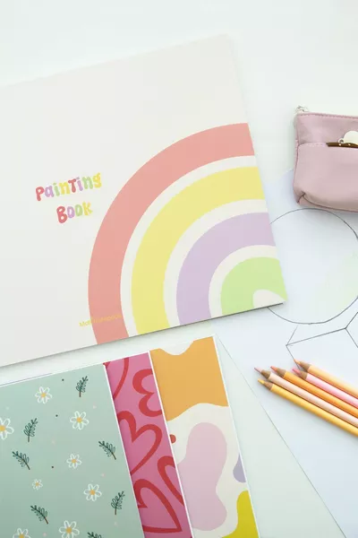 مجموعة دفاتر الرسم  مكونة من 4 دفاتر،  صفحة، وزن  جرام، حجم كبير