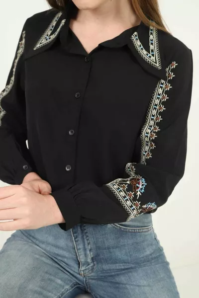 Colletto ricamato della camicia