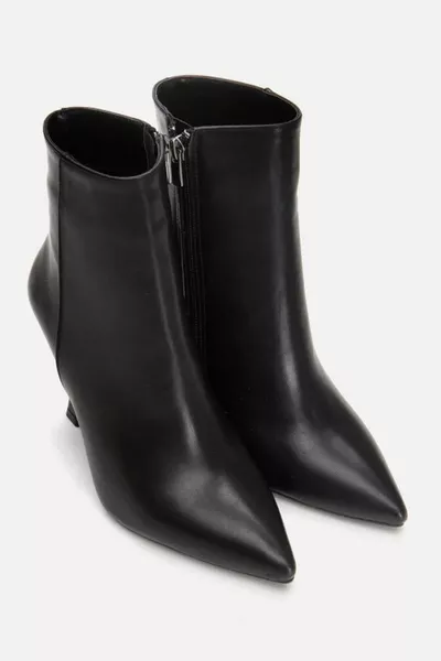 حذاء نسائي أسود بكعب عالٍ