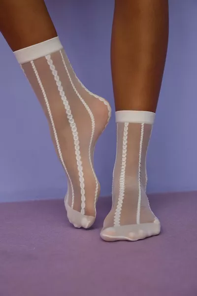 جوارب قصيرة نسائية رقيقة بلون الجملي مع نقوش خطوط