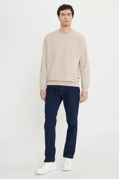سويت شيرت رجالي بيج بمقاس عادي وقصة طبيعية، مصنوع من قطن معاد تدويره مزدوج الخيوط، بياقة دائرية