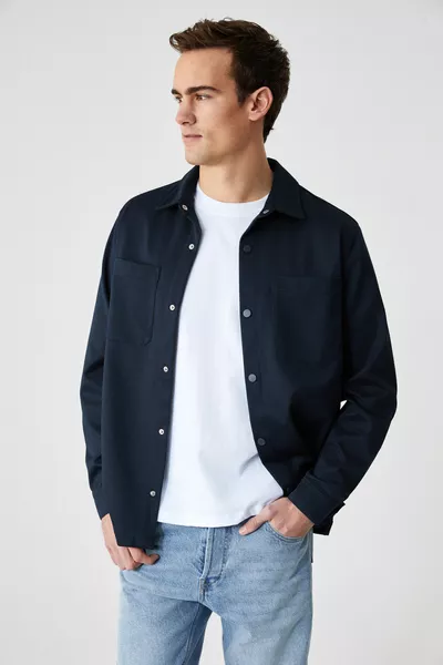 قميص رجالي كحلي بقصة معتدلة، ياقة كلاسيكية، نقش مزخرف وأزرار كبس