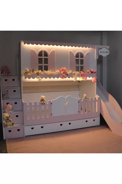 Lit superposé avec toboggan et lit bébé à Alaçatı