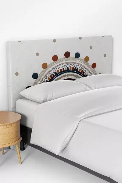 Beige Kinderkamer Bedbasis Hoofdeinde Met Regenboogprint