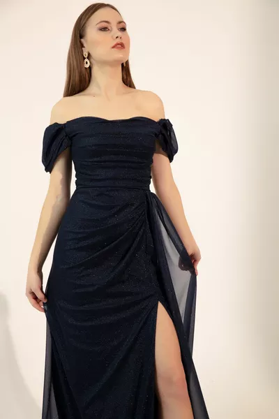 Женское темно-синее вечернее платье с лодочкой и шеей с драпировкой и длинным блестящим вырезом