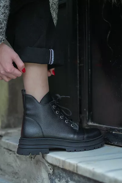 حذاء نسائي أسود من كونيفا بطبقة سفلية سميكة ورباط