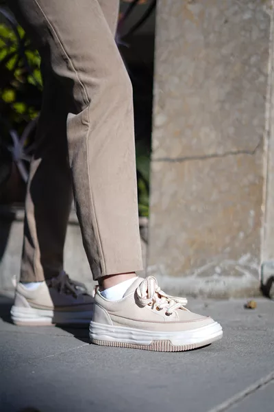 حذاء رياضي نسائي برباط من القماش الكتان بكعب مرتفع، لون بيج هيسنا