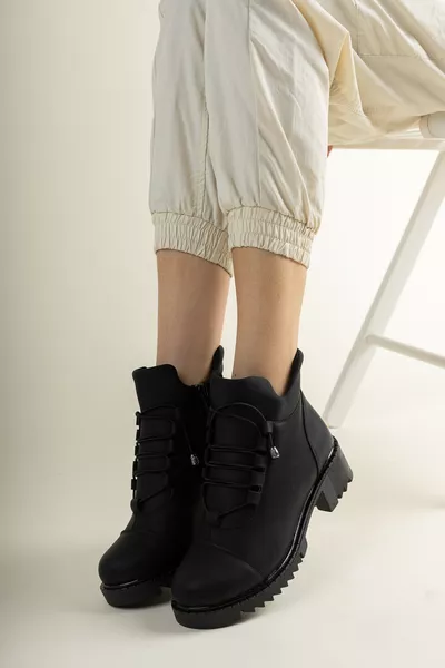 حذاء نسائي أسود من الجلد المرن