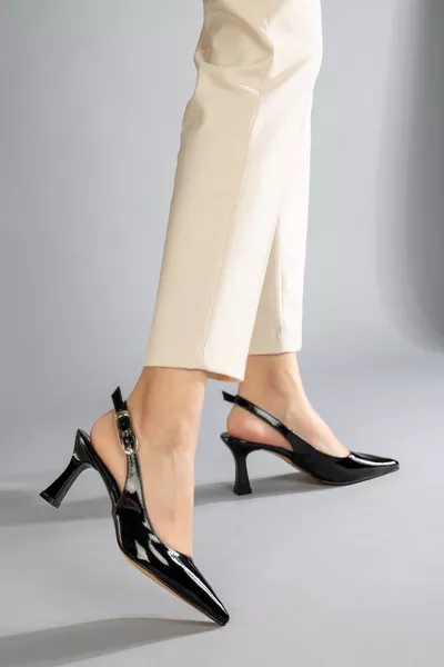 حذاء نسائي أسود لامع بكعب مدبب