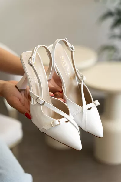 حذاء نسائي بكعب بتفاصيل مشبك مزدوج من الجلد اللامع