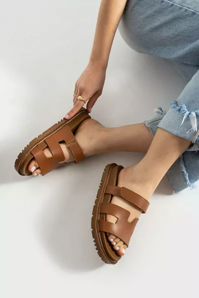 شبشب نسائي مريح بنعل تشريحي بلون بني مع مشبك