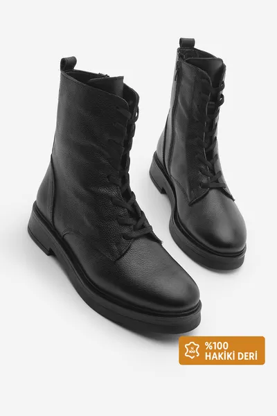 حذاء نسائي من الجلد الطبيعي بمحاذاة الأربطة والسحّاب باللون الأسود