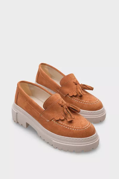 حذاء لوفر نسائي من الجلد المدبوغ على شكل ترَك بأطراف مدببة بكشكش من أشتلي