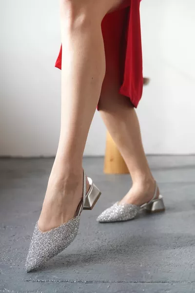 حذاء نسائي إنجو بكعب قصير وحجارة تشبه الزجاج المكسور - فضي