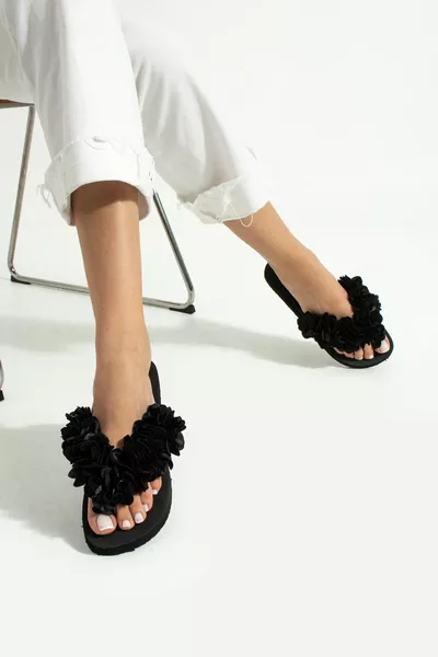 صندل شاطئ ميّا بنقشة الزهور السوداء بين الأصابع بدون ألم