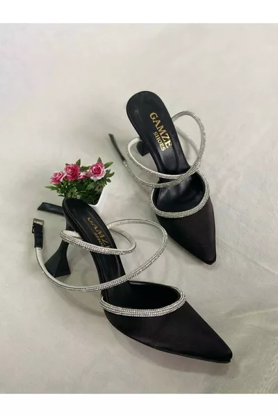 حذاء مع رباط عند الكاحل