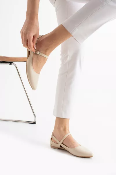 Damen Ballerinas mit leichtem Absatz, seitlichen Fenstern und Riemchen