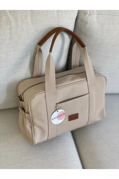 Middelgrote tas van satijn met binnenvoering en details aan de voor- en zijkant