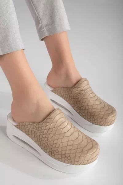 Bontkleurige hielvulling orthopedische ziekenhuisverpleegster damesslipper