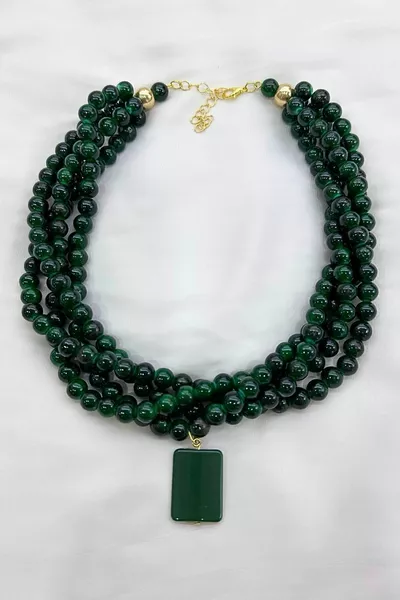 Grüne Perlenkette mit mehreren Reihen