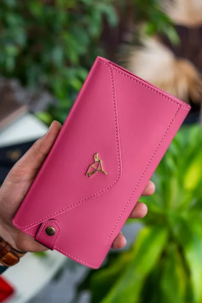 محفظة نسائية على شكل ظرف بلون الفوشيا مع قسم للهاتف والعملات المعدنية