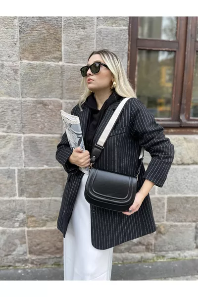 حقيبة نسائية سوداء بسوار عريض متقاطع