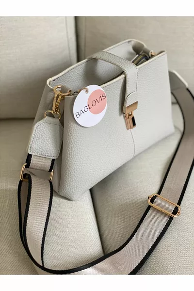 حقيبة كتف مزيّنة بالقفل مع تقسيم داخلي وحمالة شريط