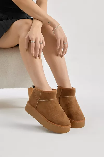 حذاء نسائي بكعب سميك ونعل سميك داخليًا مبطن بالفرو بمظهر الجلد المدبوغ