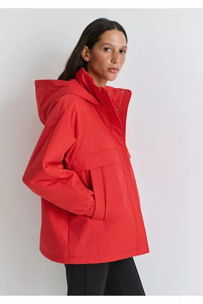 معطف أحمر بغطاء رأس مقاوم للماء 