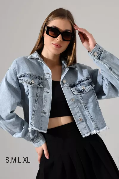 سترة جينز زرقاء فاتحة بدون تمزقات