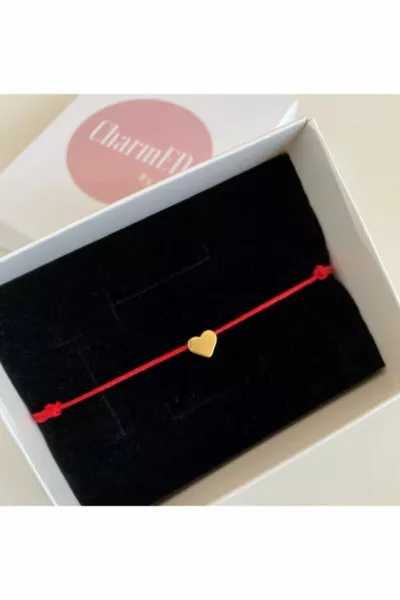 سوار أحمر من الخيوط قابل للتعديل على شكل قلب