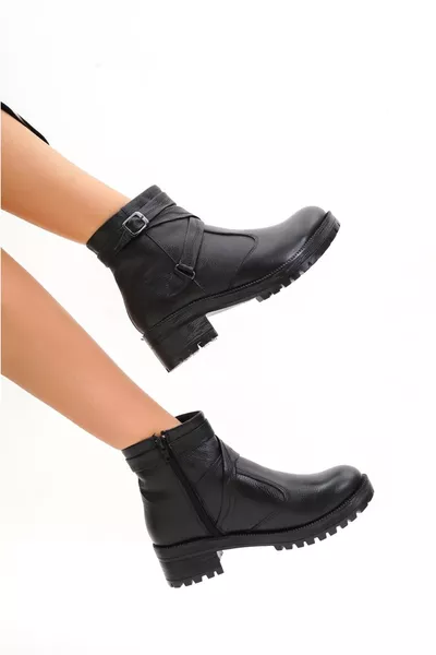 حذاء نسائي من الجلد الأسود