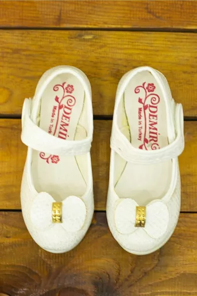 حذاء باليه أبيض للبنات مزين باللمعان 