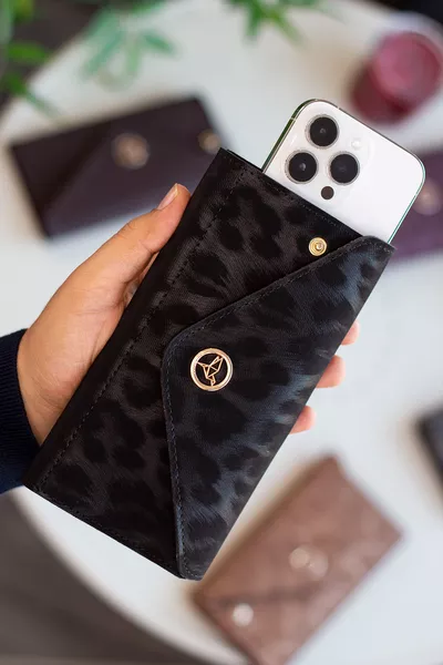 محفظة مغلف مع قسم للهاتف والعملات المعدنية بنموذج مغلف على شكل نمر باللون الأسود