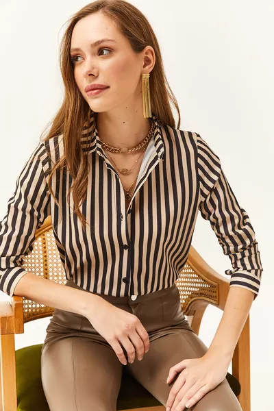 قميص نسائي منسوج مخطط باللون الأسود