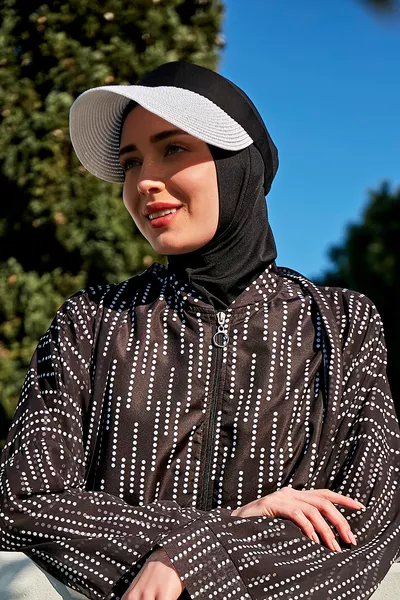 قبعة من القش قابلة للطي مع واقي شمس ودرع حماية باللون الأبيض 