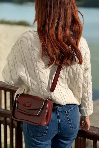 дамска бургундска чантичка с верижка