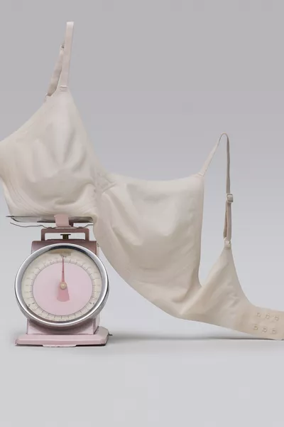 Zerogram - Ребрист лек невидим бюстие в керамично бежово