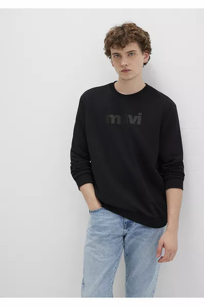 سويت شيرت أسود مطبوع بشعار 