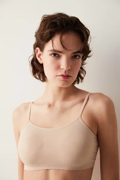 Основен сутиен без банели и шевове в десет цвята