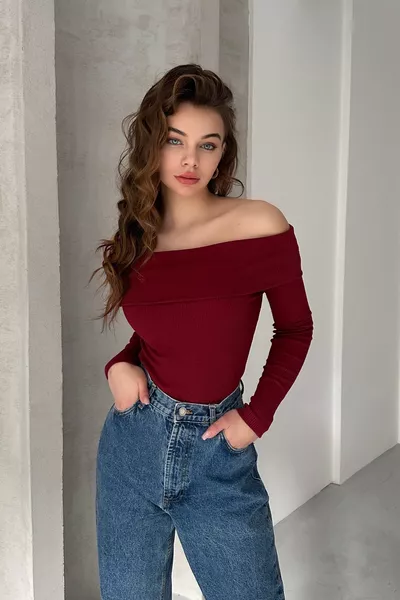 بلوزة ياقة مادونا بقماش كاشكورسي