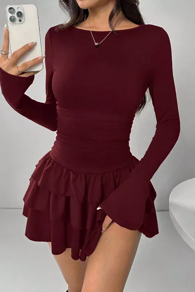 فستان قصير بطبقات كشكش على التنورة 