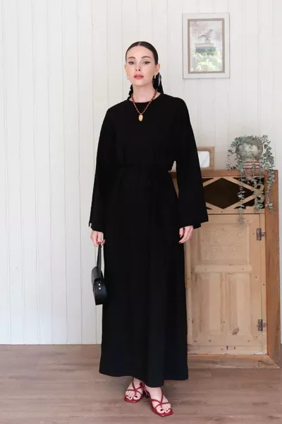 فستان أسود سوبريم أساسي