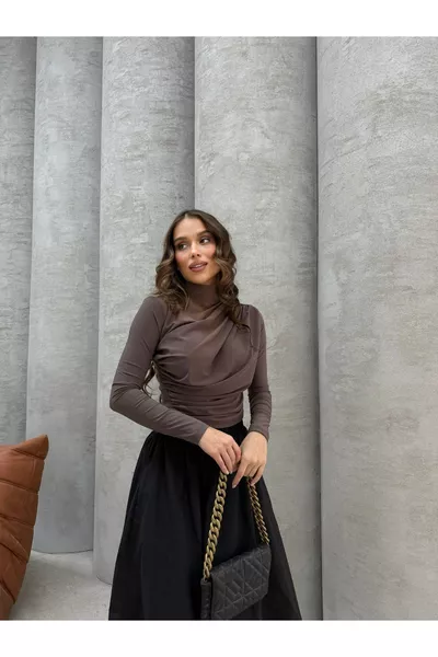 بلوزة مزينة بالطيّات