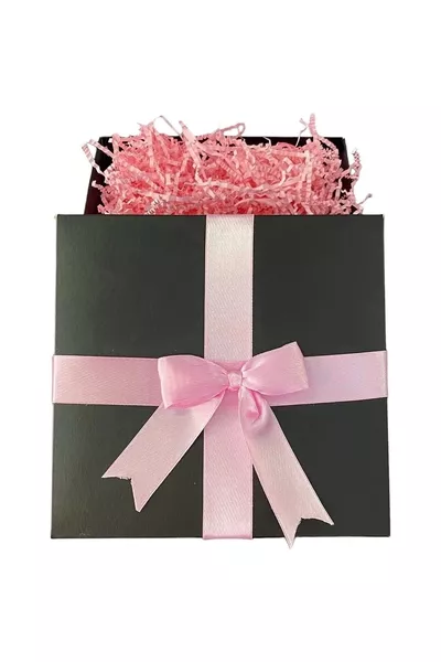 Черна подаръчна кутия с розова панделка празна