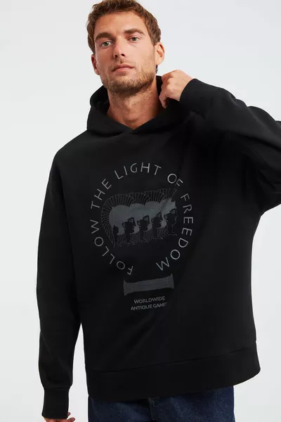 سويت شيرت أسود كبير الحجم بأكمام طويلة، هوديز برباط، طبعة، من قطن عضوي % للرجال من Olympos، 3 خيوط