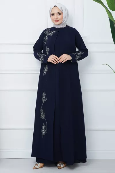 فستان أم بأحجام كبيرة مزين بأوراق وأحجار باللون الأزرق الداكن 