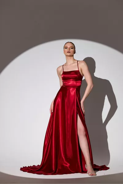 النبيذ اللون ماكسي الساتان اللباس