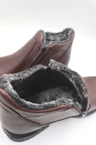 حذاء رجالي يومي بني بسحّاب، مصنوع من الجلد الطبيعي، مبطن بالفرو، مقاوم للانزلاق ومقاوم للبرد