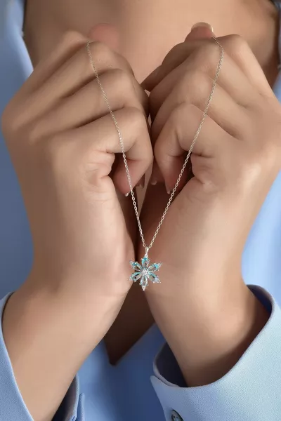 عقد زهرة الكاميليا من الفضة عيار  بحجر الأكوامارين